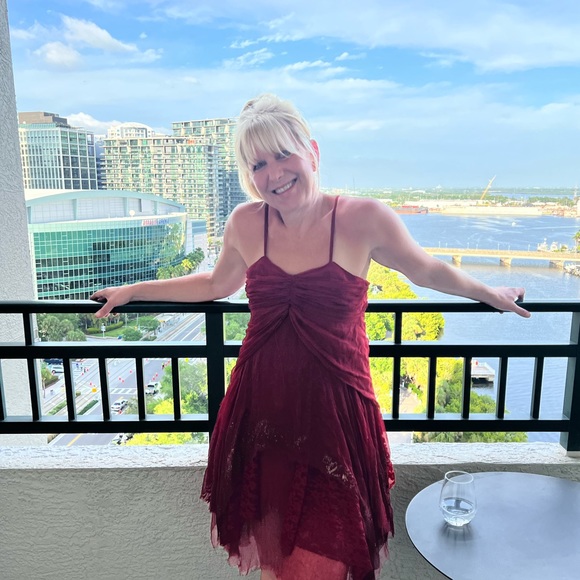 Meet your Posher, Stacy - Picture 2 of 2